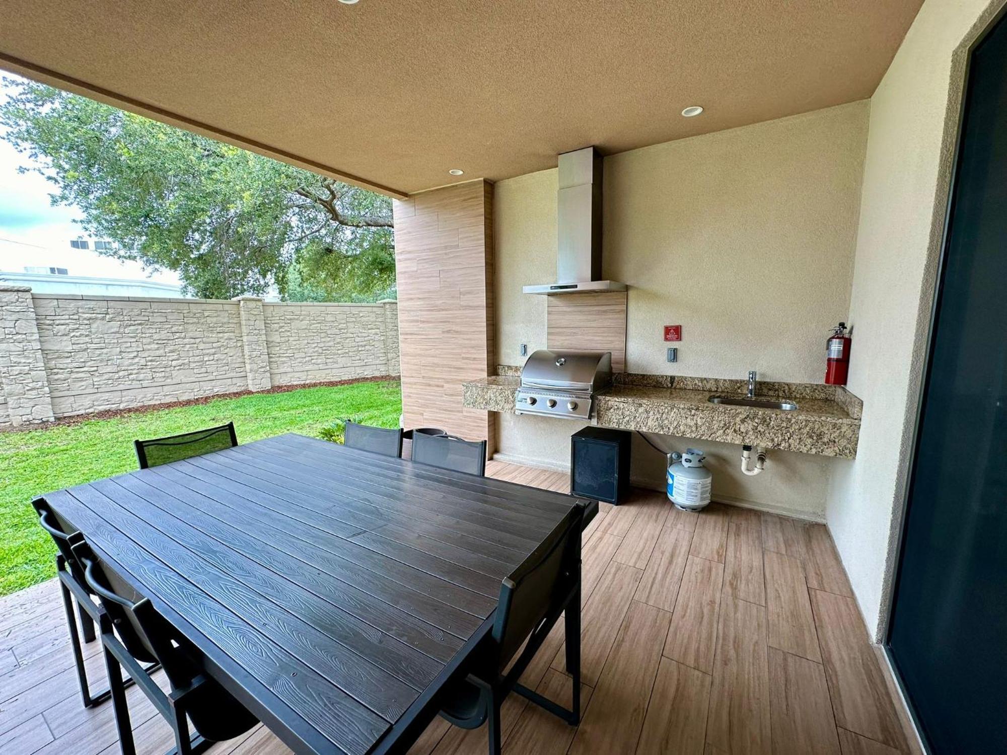 Luxury 7 Min Universal 3br4ba - Hot Tub Villa *