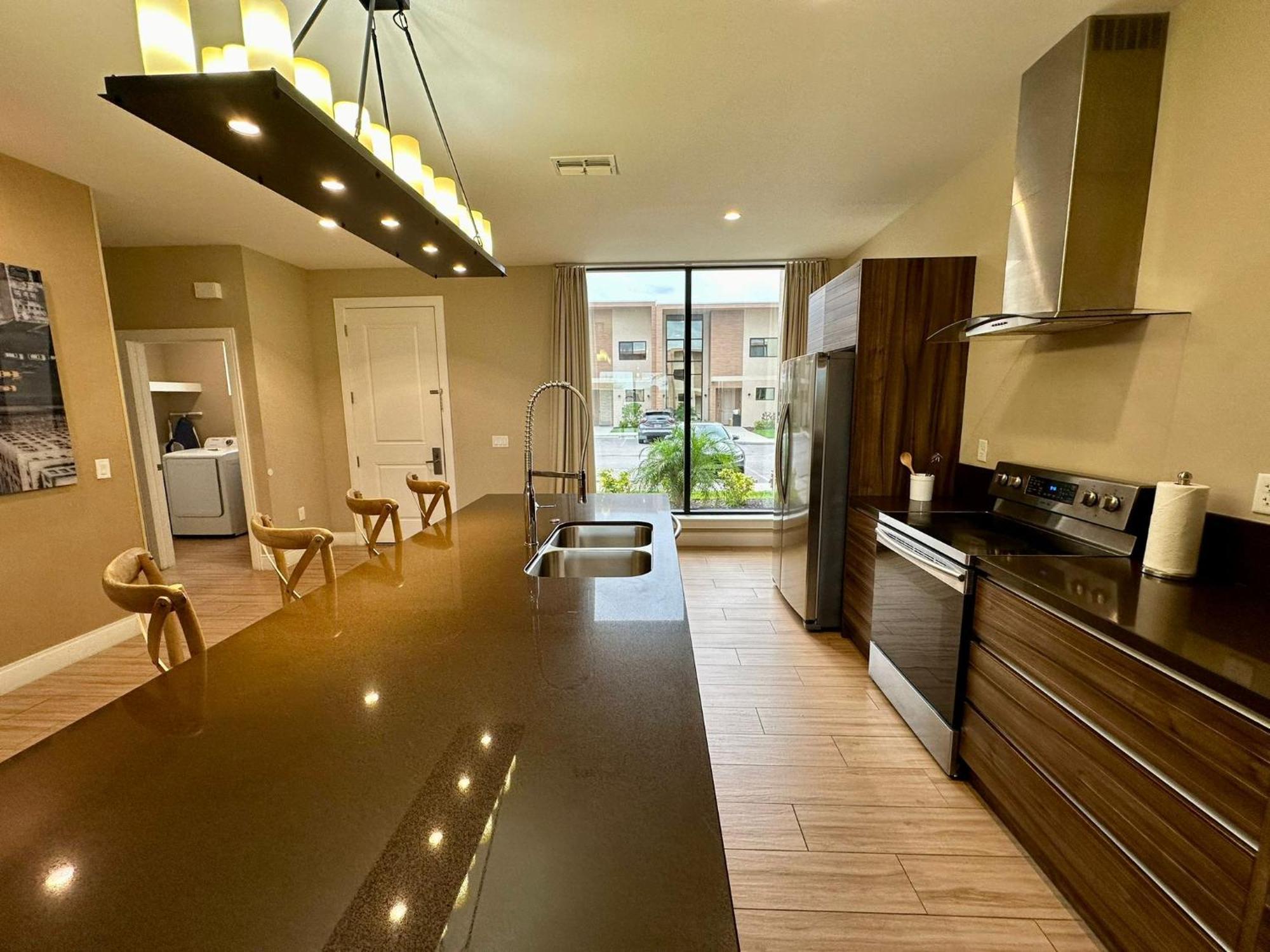 Luxury 7 Min Universal 3br4ba - Hot Tub *